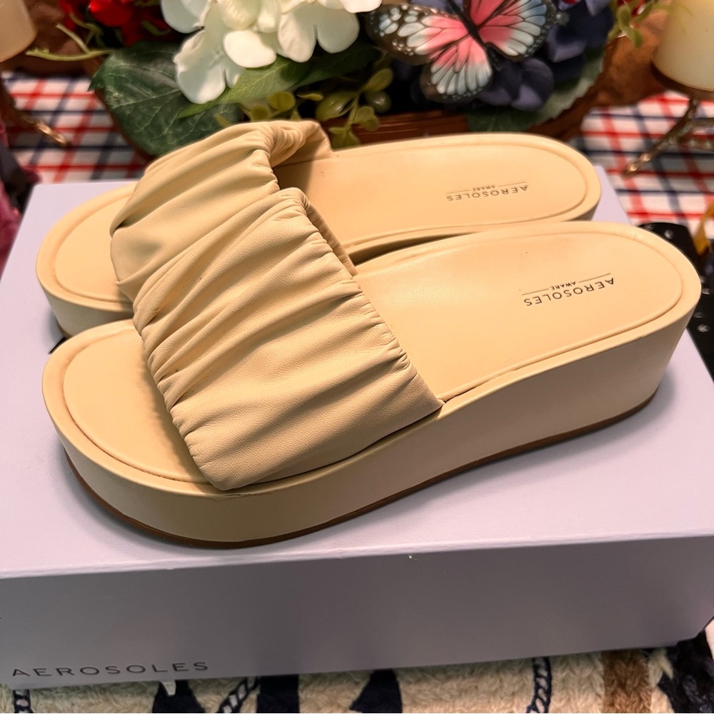 AEROSOLES Dada Cream Slide Sandals with Ruched Design, Size 6.5, excellent cond